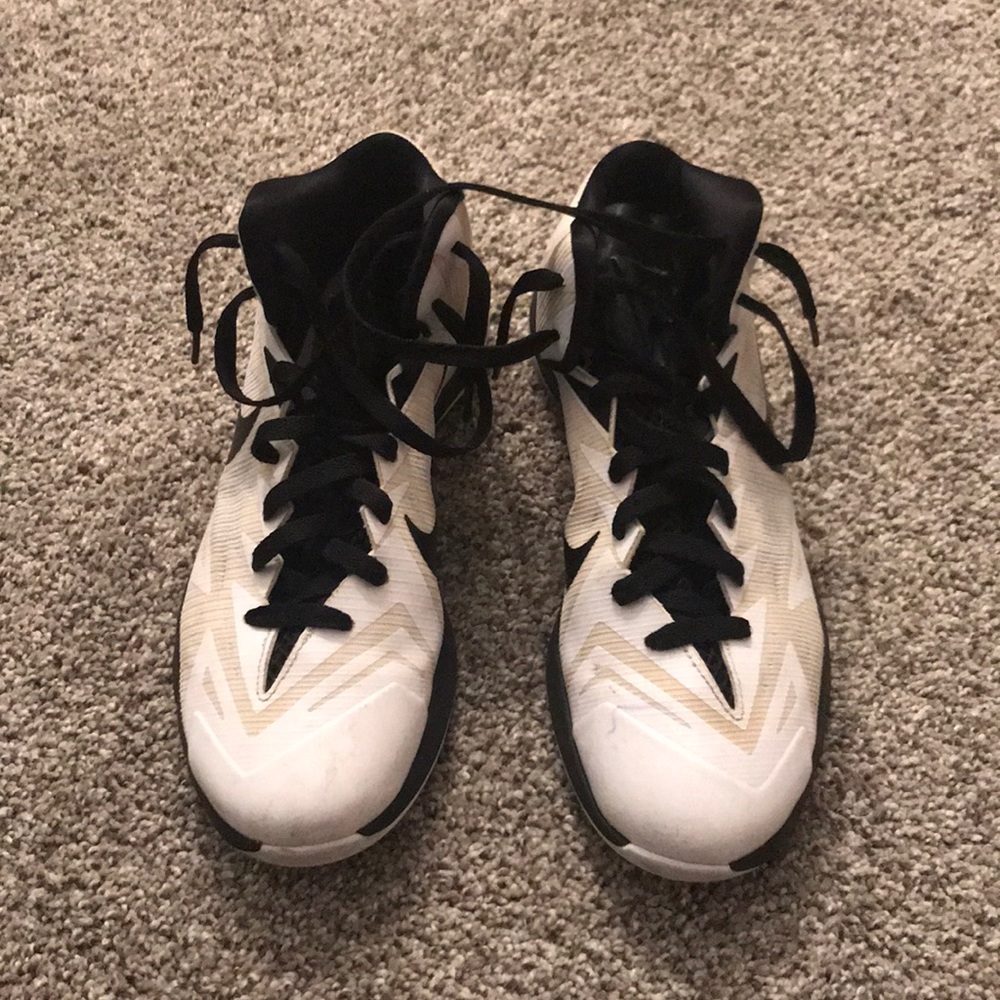 White nike basketball sneakers